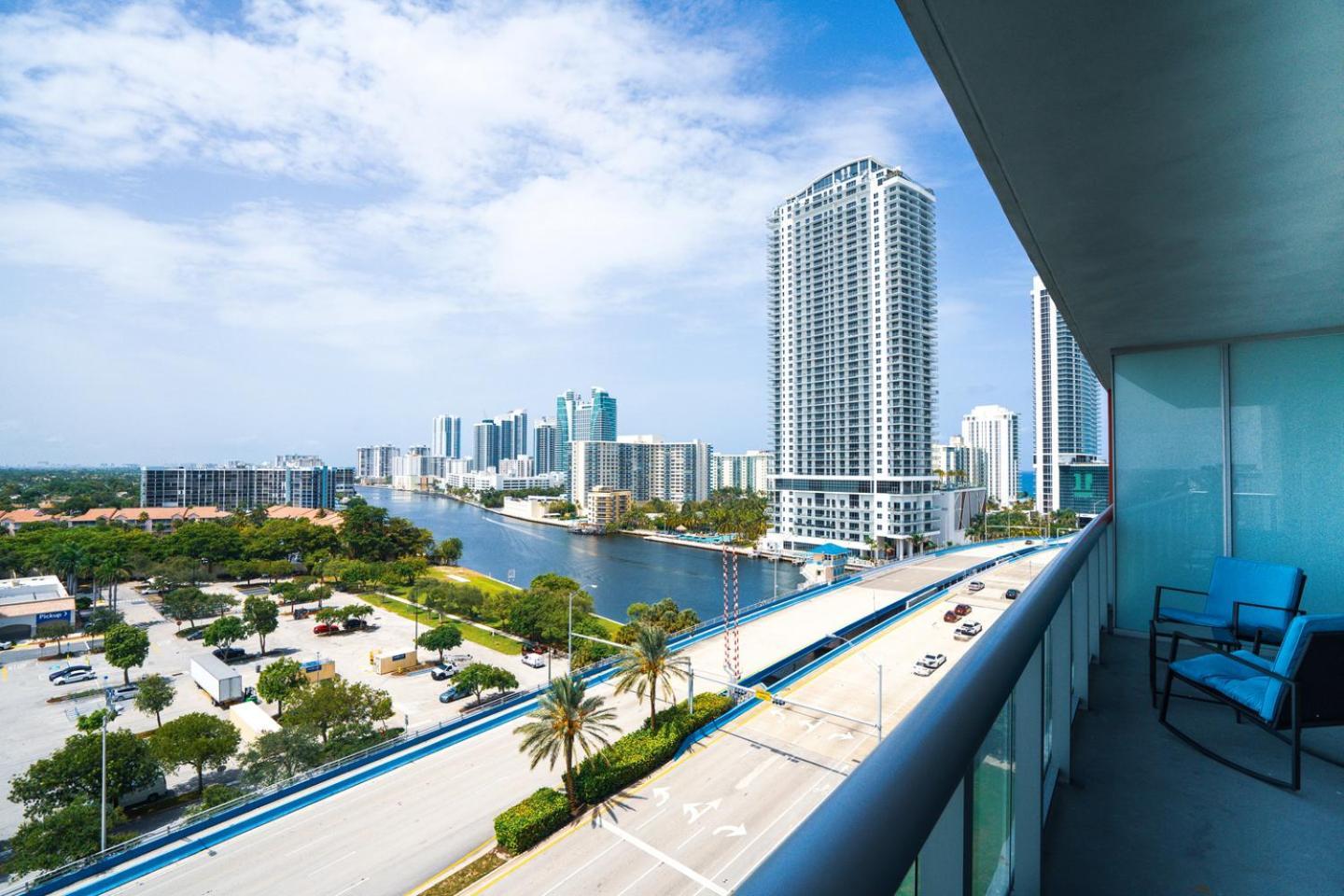 Beach Walk Hallandale Beach Exterior photo