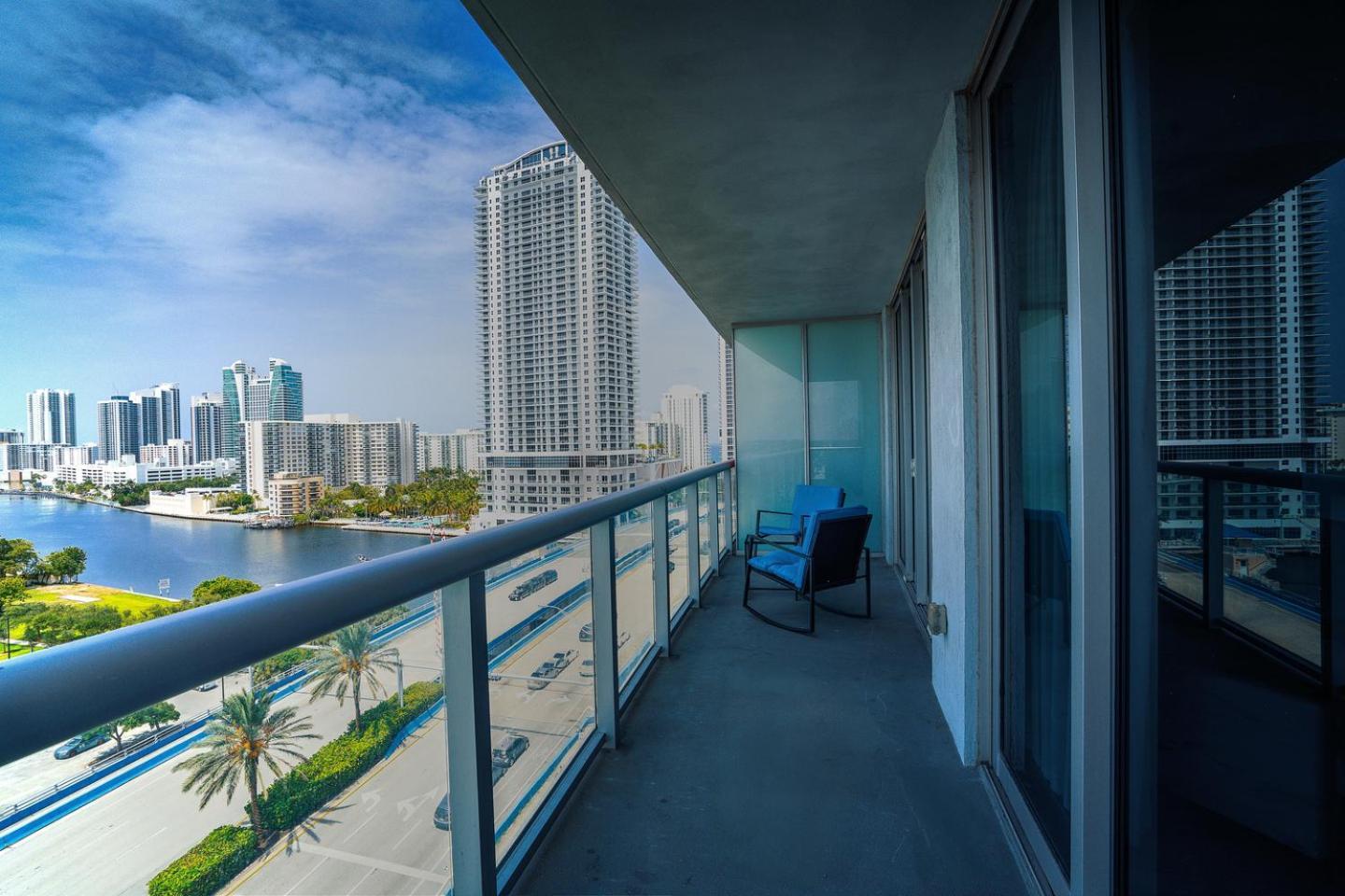 Beach Walk Hallandale Beach Exterior photo