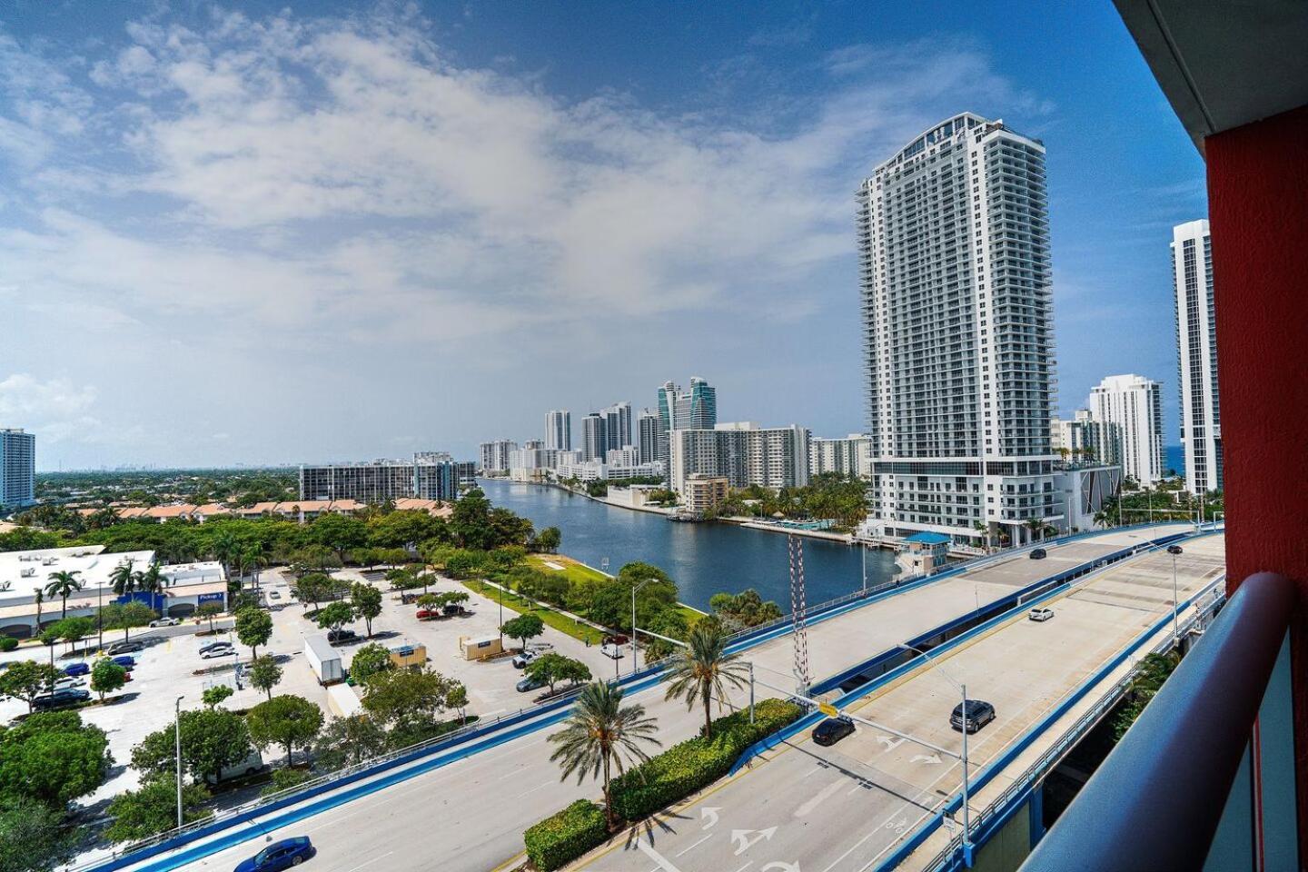Beach Walk Hallandale Beach Exterior photo