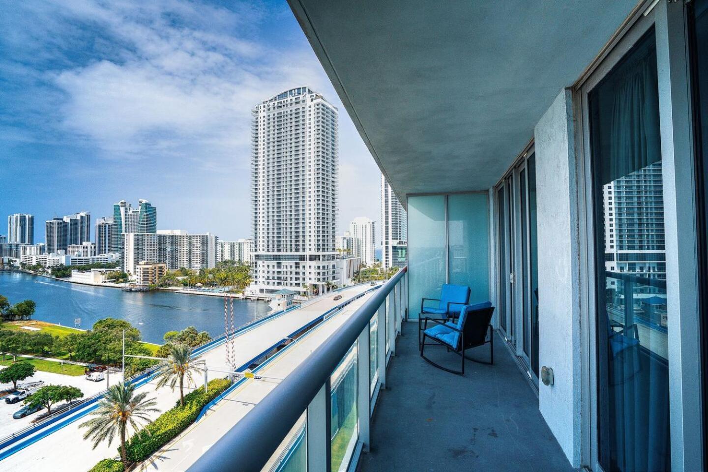 Beach Walk Hallandale Beach Exterior photo